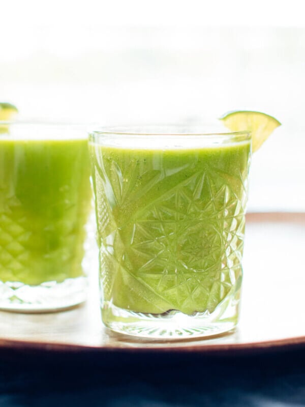 This "mango-rita" green smoothie recipe is made with frozen mango and pineapple, fresh orange, spinach and lime! cookieandkate.com